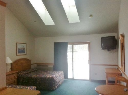 Little Riverside Motel & Marina Manistee Exterior photo